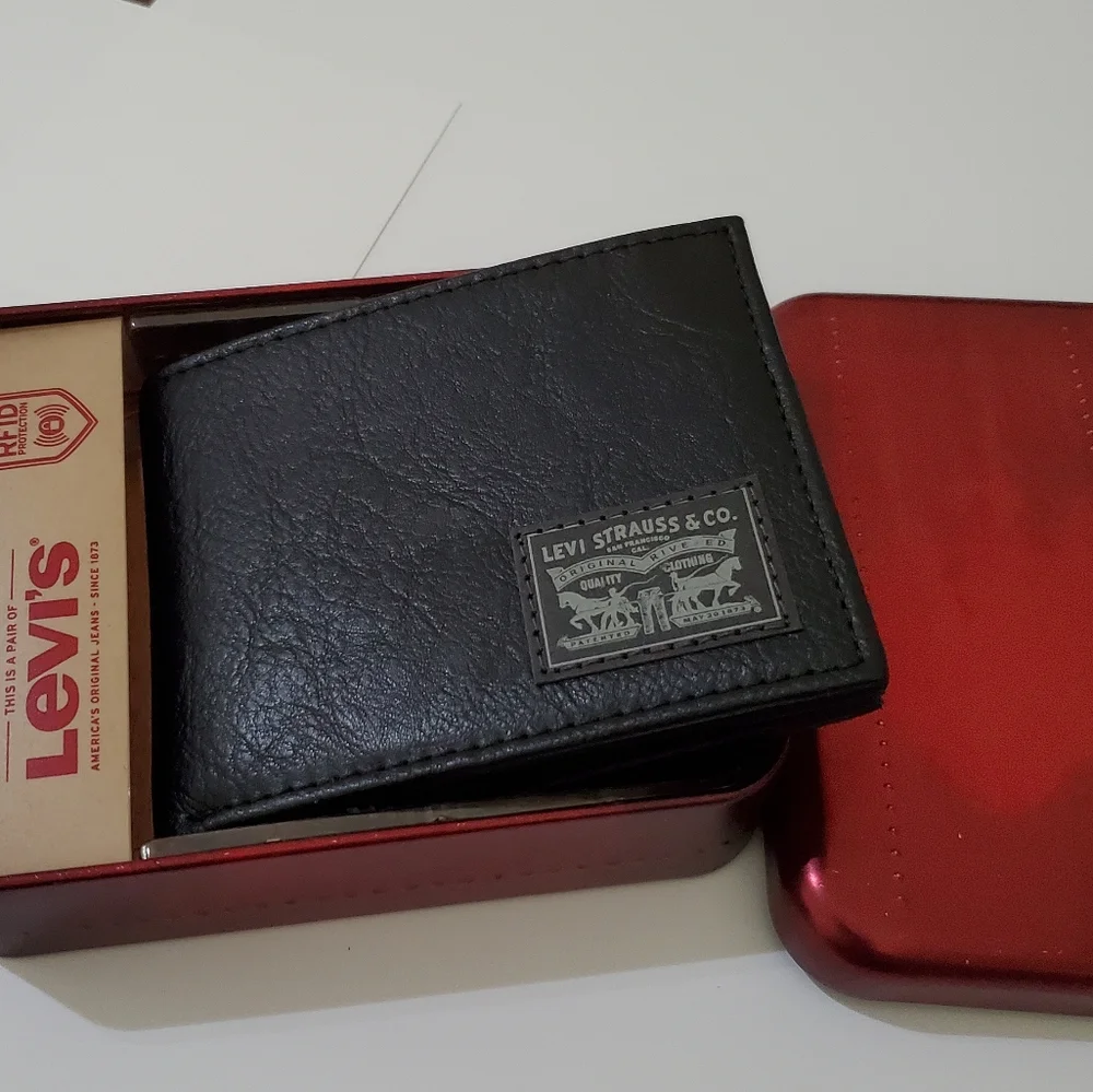 🤩Brand New in box Levi's black leather wallet